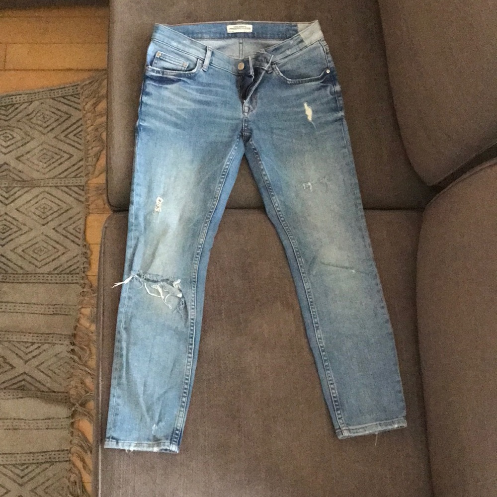 Light wash cropped, ripped Zara jeans size 2